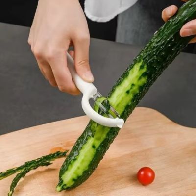 econome blanc epluchage d'un concombre