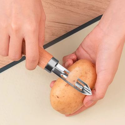 econome avec manche en bois épluchage de pomme de terre