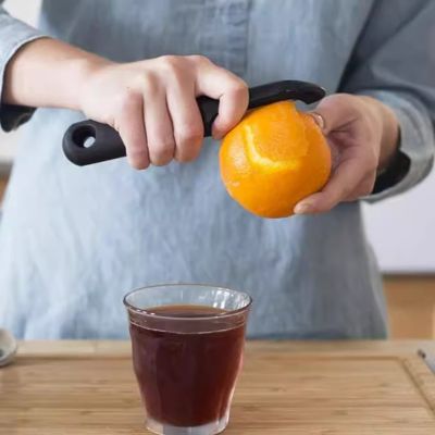 econome épluchage orange zéro gaspillage
