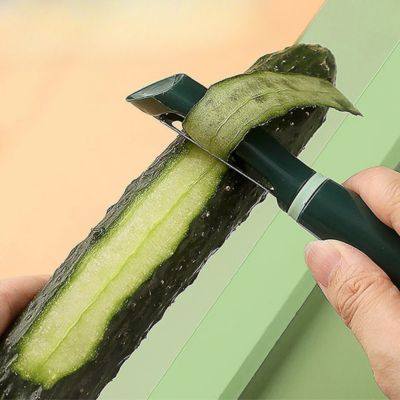 econome pour éplucher un concombre avec peau fine