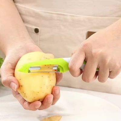 epluche legumes femme avec pomme de terre