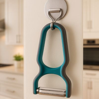 eplucheur legumes compact accroché dans une cuisine moderne