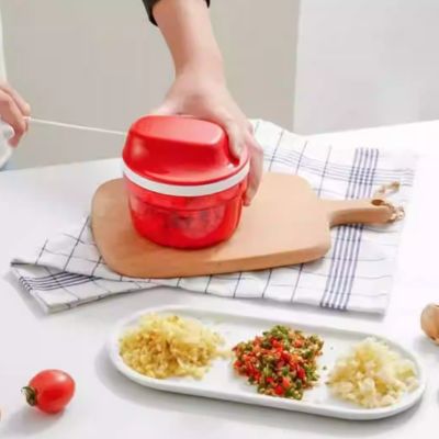 hachoir manuel rouge table cuisine plat ingrédients hachés