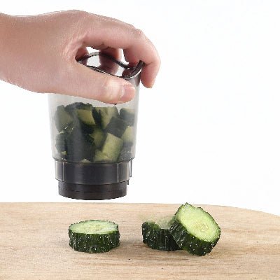 coupe legume en cube concombre en cubes