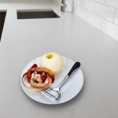 eplucheur polyvalent inox élégant dans une cuisine moderne plat pomme