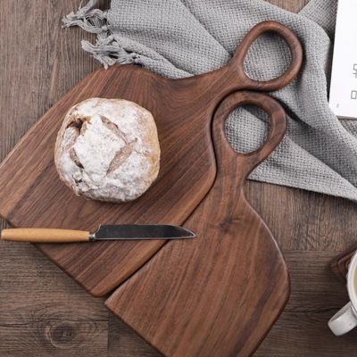 planche à découper bois noyer couple plaisir cadeau saint valentin homme anniversaire