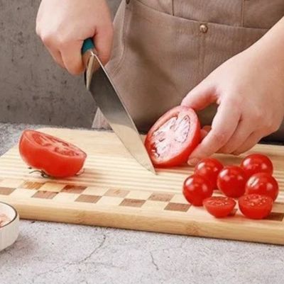 planche a decouper en bois résistante découpe tomate