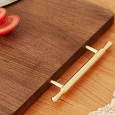 planche a decouper noyer stylée durable poignée dorée cadeau