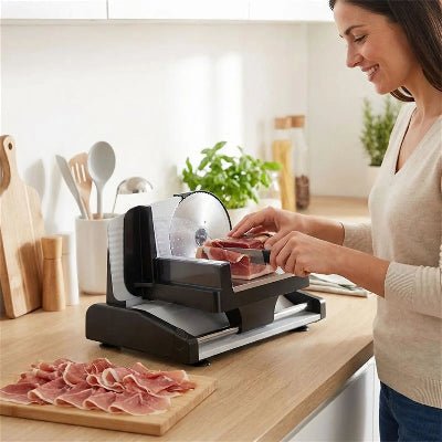 trancheuse a jambon elegante facile femme souriante cuisine